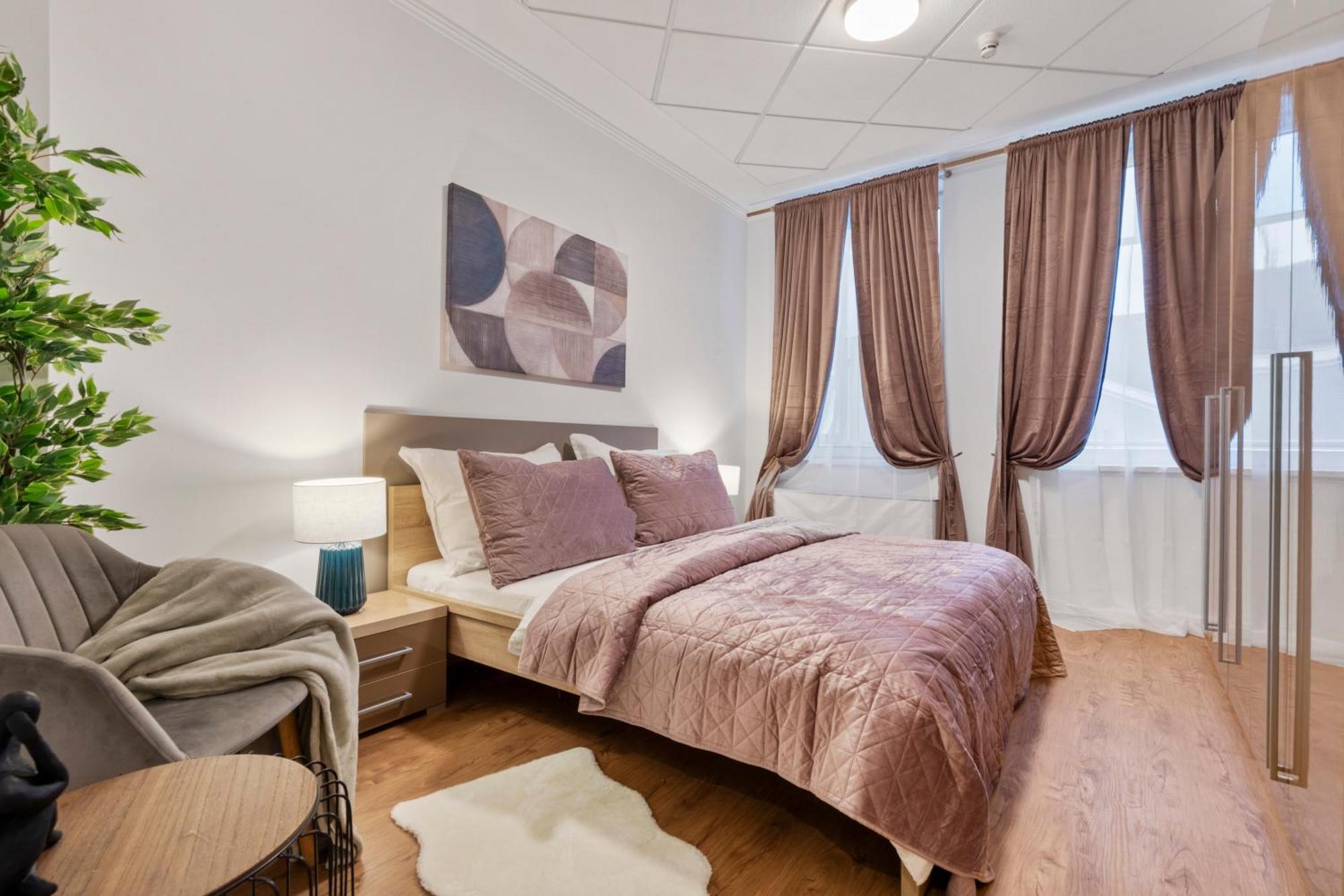 Luxe Living At Old Town Center Apartment Братислава Екстериор снимка