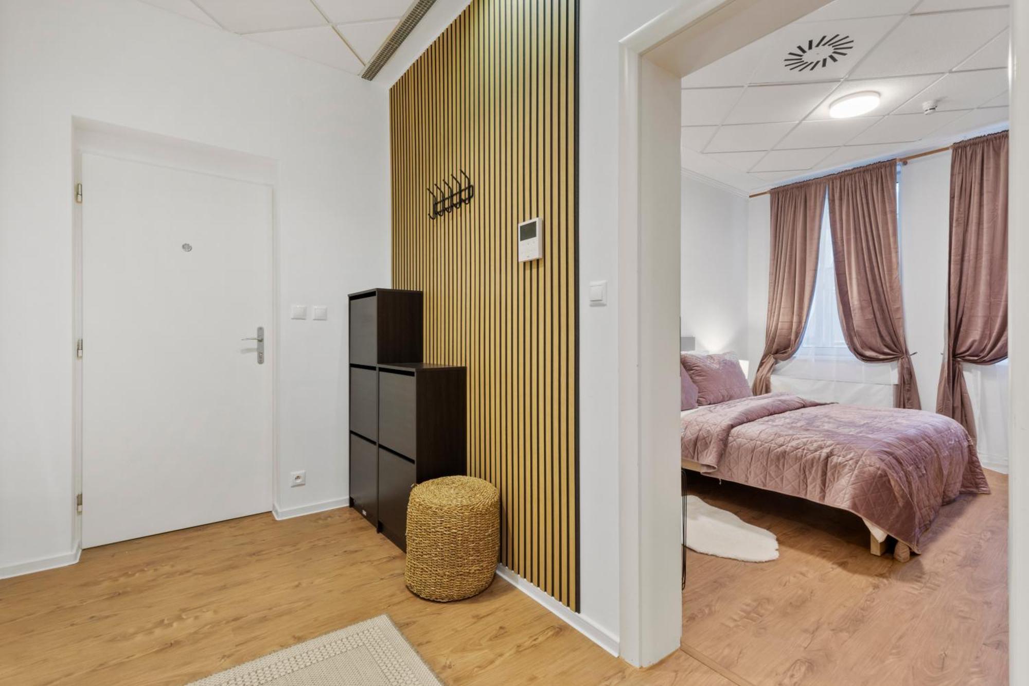 Luxe Living At Old Town Center Apartment Братислава Екстериор снимка